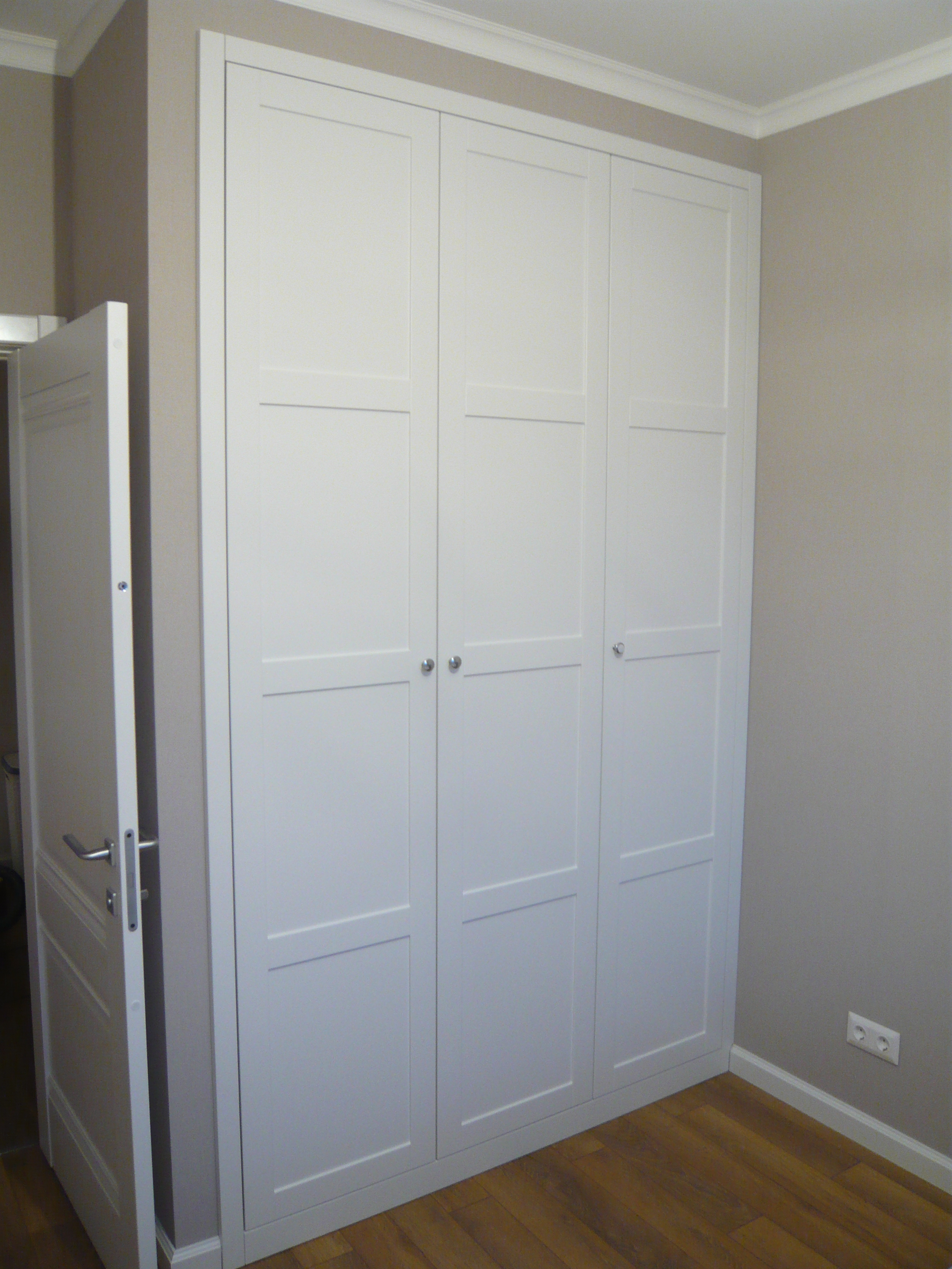 Шкаф встроенный с распашными дверями белый
